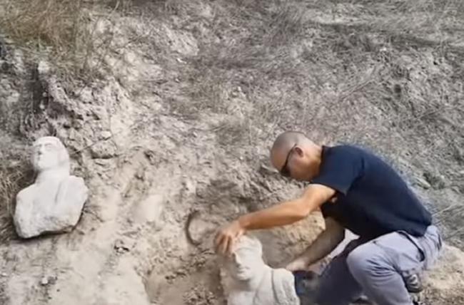 以色列妇女在古代遗址附近发现有“人头”探出地面 原来是千年前古物