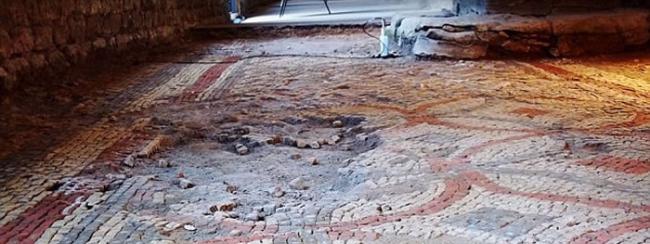 英国威尔特郡男子挖地铺电线竟挖出千年罗马别墅遗址