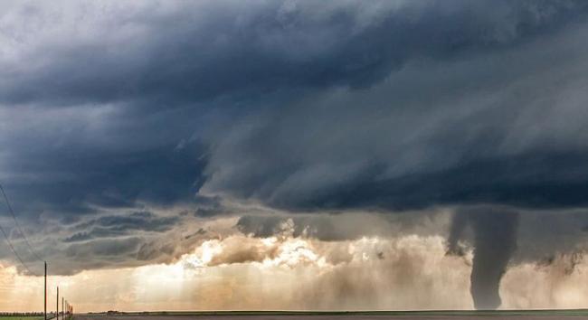 美国职业龙卷风猎人在科罗拉多州一小时就成功追到14场龙卷风