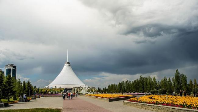 哈萨克首都阿斯塔纳天空出现异象