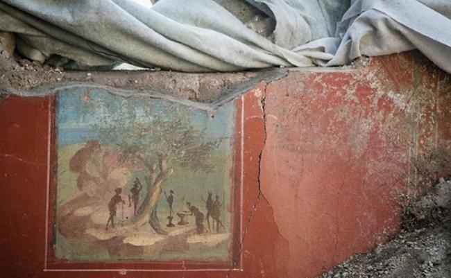 考古学家在庞贝古城发现更多壁画。