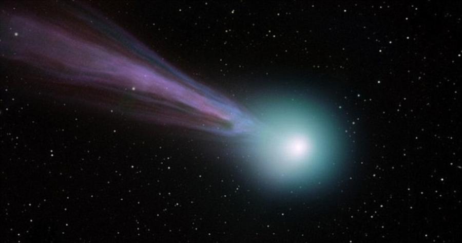 “爱喜”彗星的中心部分是一个直径约为3英里（约合5公里）的冰球，可见的头部则是一团直径约40万英里（约合64万公里）的气体尘埃云。本图由一位业余天文爱好者于今年