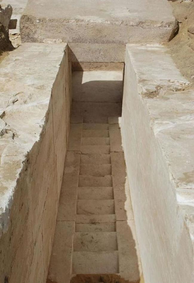 考古学家在埃及开罗西南约40公里处的代赫舒尔发现距今约3700年的新金字塔