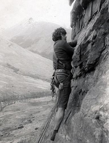 1979年，康维尔挑战瑞士马特洪峰时坠落失踪。34年后，融化的冰层使康维尔的遗体终于被找到。