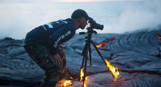 在熔岩的炙烤下，辛森的鞋子和相机三脚架都着火了