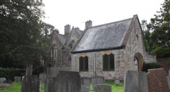 英国一户人家住在鬼屋：门前是墓园 客厅曾是停尸间