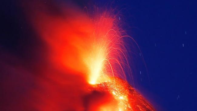马荣火山岩浆喷发至半空。