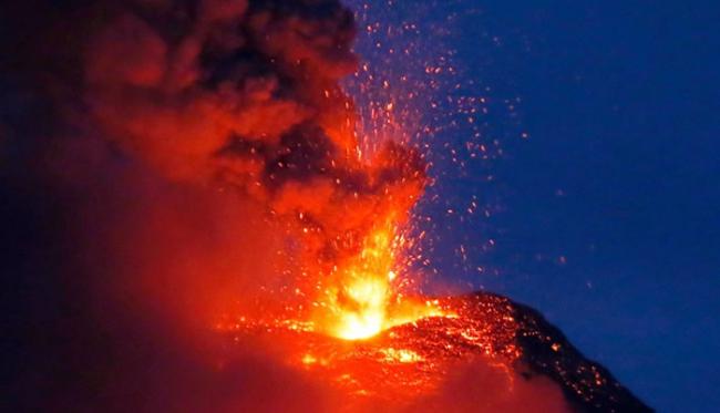 马荣火山喷发时传来巨响。