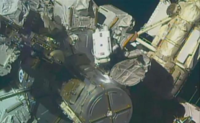 太空人为国际太空站换上新电池。