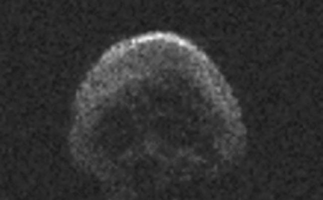 万圣节晚上有一颗酷似人类骷髅头骨的死亡彗星2015 TB145在地球身边飞过