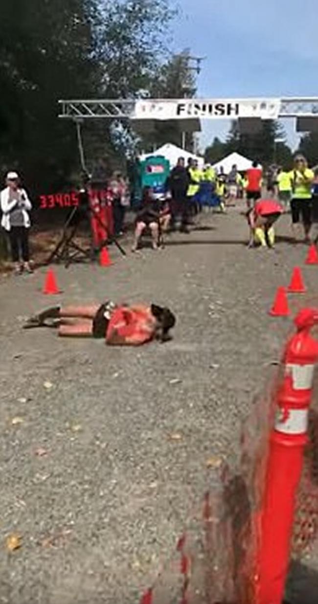 美国女子马拉松选手体力不支滚过终点
