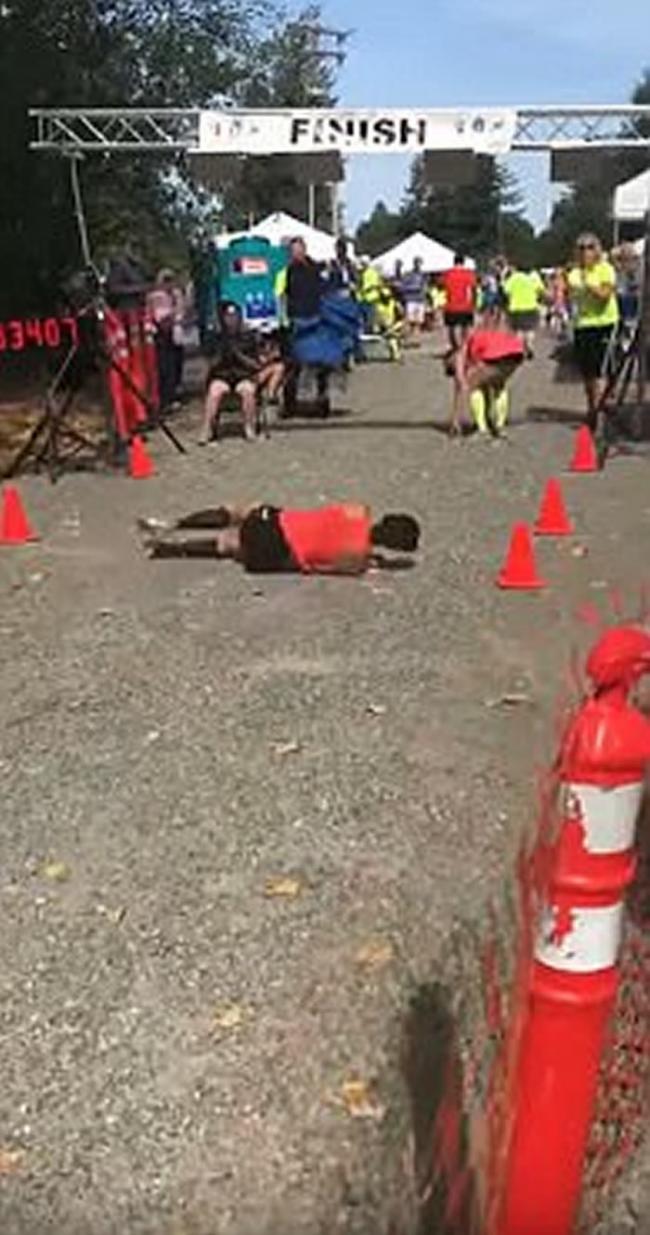 美国女子马拉松选手体力不支滚过终点