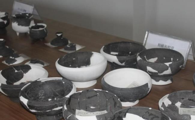 文物中包含数件磨光黑陶敛口碗及扣豆。