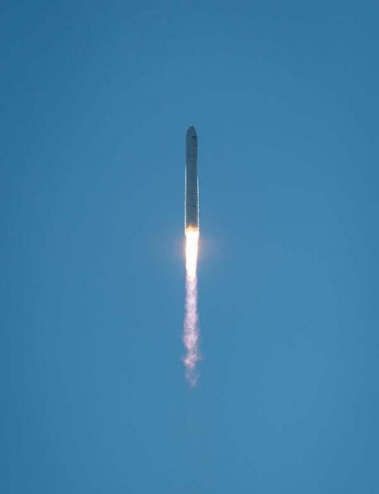 美国私企“安塔瑞斯”号运载火箭搭载着“天鹅座”飞船发射升空