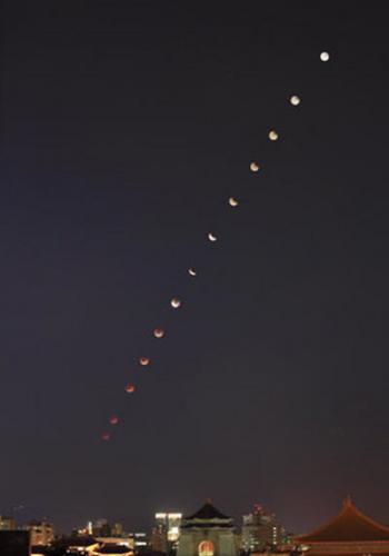 图为2007年8月28日时的月全食连续影像。（图／翻摄自中央气象局）