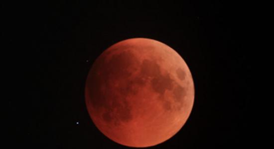 天文奇观「血月」8日现踪！图为2011年6月16日的月全食影像。（图／翻摄自中央气象局）