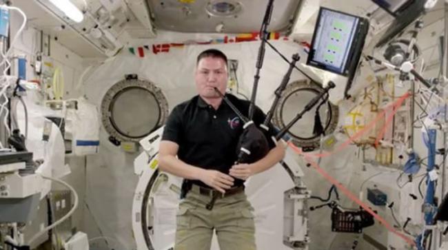 美国宇航员杰尔・林格伦在国际空间站吹奏风笛纪念已故同事
