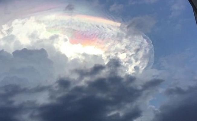 光云其实只是蕈状云，属罕有天文现象。