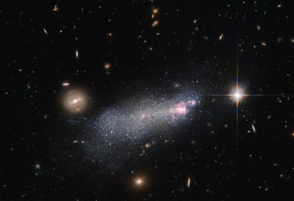 哈勃望远镜拍摄距离地球约4500万光年的星系SBS 1415+437