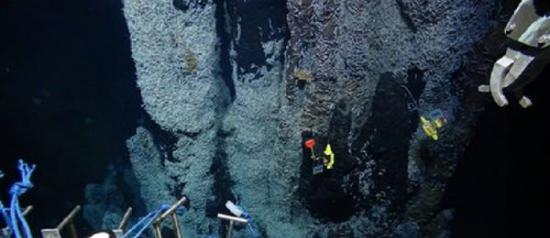 科学家操纵深海潜水器对海底热液喷口进行探索，希望发现新的生命形式