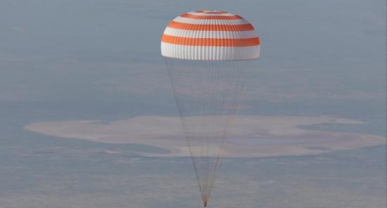 太空船张开降伞，准备降落地面的一刻。