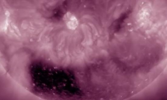 NASA图片显示太阳南极出现日冕洞