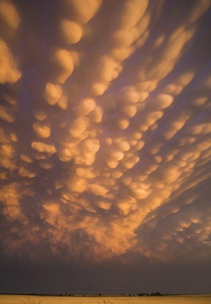 美国风暴追逐者在内布拉斯加州拍摄的壮观“乳房云”（Mammatus cloud）