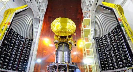 火星轨道器任务航天器（MOM）正在安装到整流罩中，发射时间预计在2013年11月5日