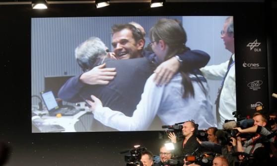 菲兰成功降落彗星后，一众ESA专家相拥祝贺。