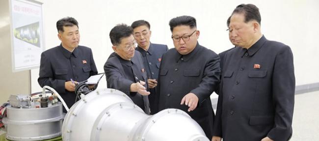朝鲜称已成功研发可搭载于洲际弹道导弹的氢弹头。右二为领袖金正恩。