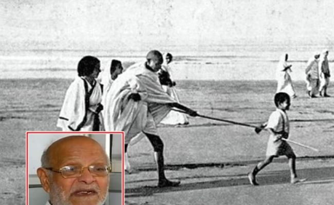 卡努布海（小图）因一张童年时随祖父甘地（中）参与不合作运动“食盐行军”的照片而闻名。