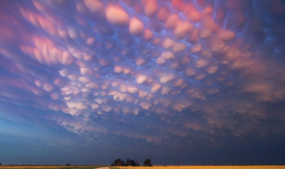 美国风暴追逐者在内布拉斯加州拍摄的壮观“乳房云”（Mammatus cloud）