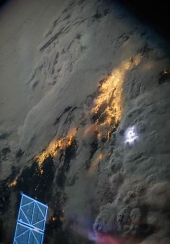 国际空间站照片显示美国南加州上空厚厚的暴风云层
