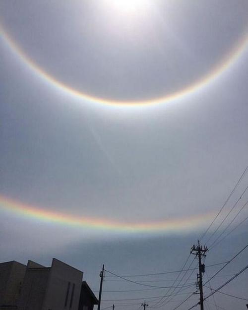 此前，日本石川县上空出现倒挂的双重彩虹。