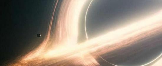 《星际穿越》中的黑洞，利用CGI技术制作，立基于加州理工学院的基普-索恩进行的计算，展示了黑洞扭曲周围的光线和物质。《星际穿越》是迄今为止对黑洞描述最为精确的影