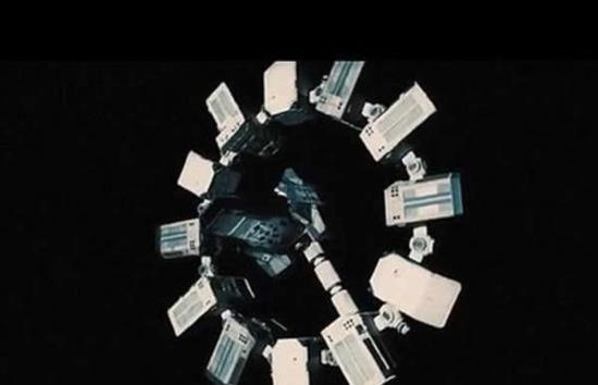 《星际穿越》中的“坚韧”号飞船。太空科学作家李-比林斯表示：“‘坚韧’号飞船似乎很符合科学，尤其是通过旋转产生人造重力。人造重力避免船员因微重力导致的骨骼退化。