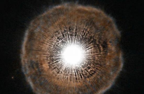 “垂死恒星（红巨星、行星云和超新星）附近的尘埃颗粒被喷射进入恒星介质
