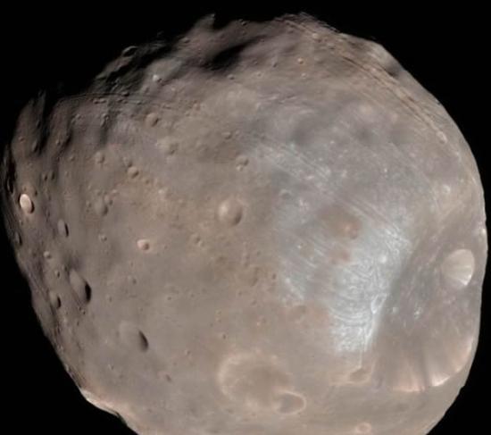 火卫一靓照，直径只有14英里(约合22公里)，相比之下，火卫二的个头更小。很多天文学家认为这两颗小卫星实际上是古老的小行星，数百万年前被火星的引力俘获