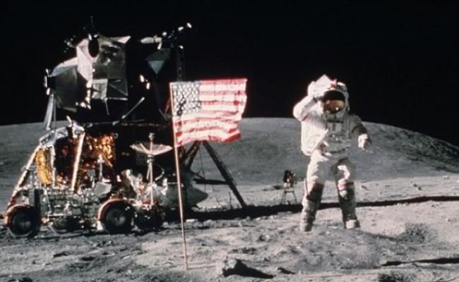 太空人阿姆斯特朗成首个登陆月球的人类