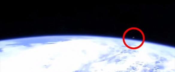 美国宇航局发布的国际空间站视频中出现了一个神秘的物体，大约在NASA直播频道播放开始15秒后出现，然后视频就被切换了。