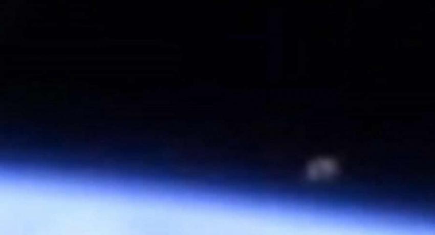 这个神秘的物体出现在地平线上，随着国际空间站在轨移动，该物体逐渐从地平线上露出，不明飞行物观察家Toby Lundh认为这是一个抵达地球附近的飞碟，在空间站外停