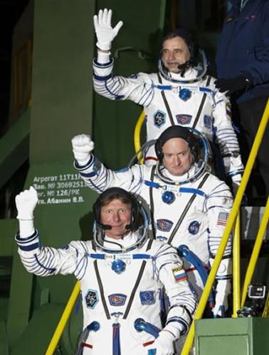 斯科特‧凯利（中）与2名俄罗斯太空人一同前往国际太空站。
