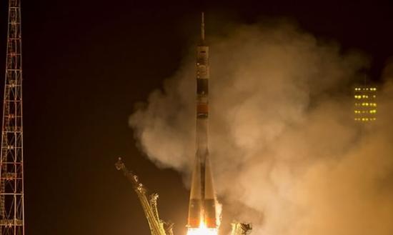 接载美俄太空人的火箭在拜科努尔基地成功发射升空