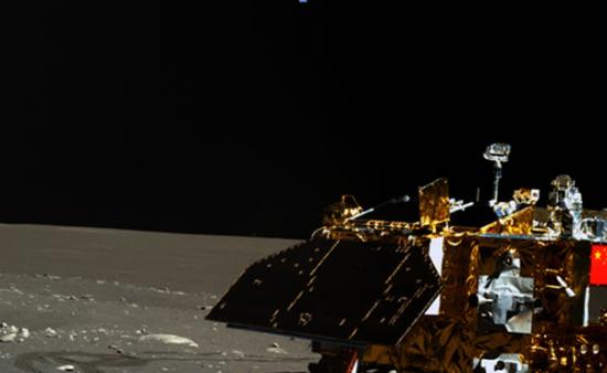 “玉兔号”月球车在第三月昼开展了定点探测，图为其搭载的全景相机（左相机）获得的着陆器及月面彩色图像。