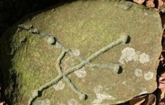 这块石头是古代“杯子和戒指”的例子，世界上很多地方都有这种记号，其具体指代不明