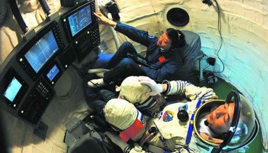 航天员在模拟返回舱内进行手控交会对接训练