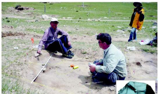 中美联合科考队在青海湖畔野外考察（上图）；江西沟遗址发现的细石器（右下图）