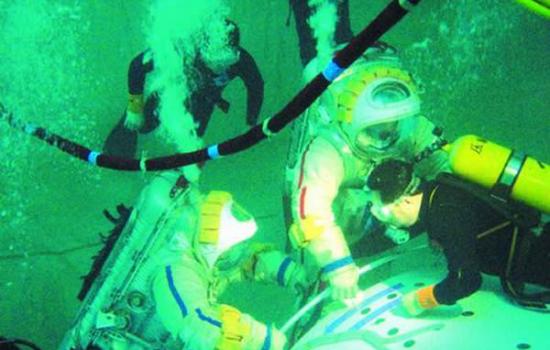 潜水教员正在水下协助航天员训练