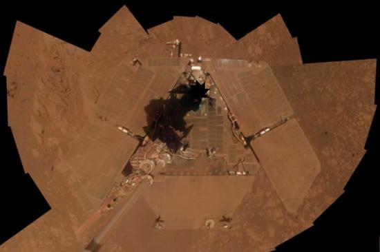 这张图片显示了2014年1月火星漫游车处于“肮脏的”状态，表面积累了厚厚一层尘埃。