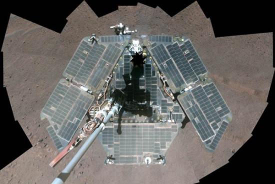 这张伪色照片显示了火星表面以及被清洁后的漫游车太阳能电池板。